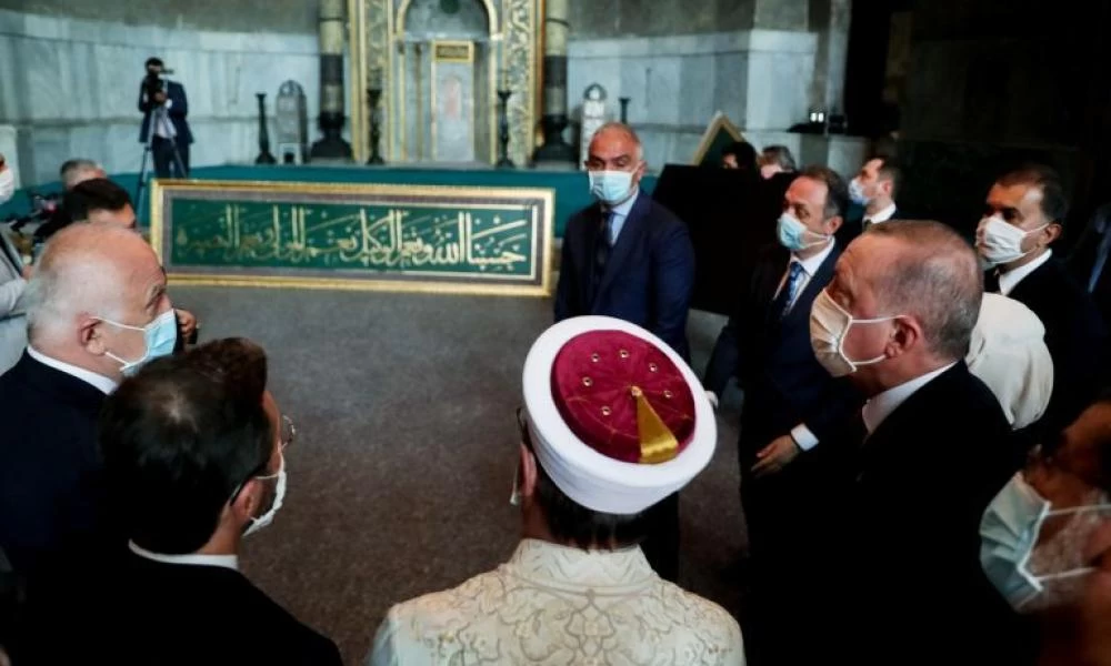 Σόου Ερντογάν στην Αγιά Σοφιά: Εμφανίστηκε για προσευχή